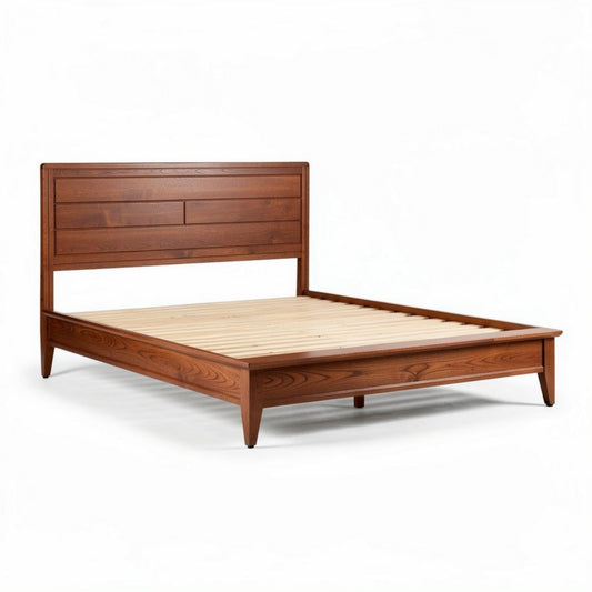 Houten bed met een afmeting van 200 x 160 x 30cm en smalle poten